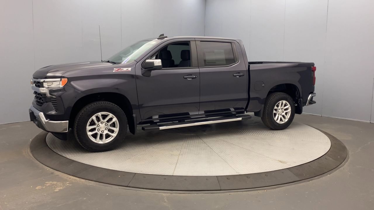 Used 2022 Chevrolet Silverado 1500 LT w/ Z71 Off-Road Package AWD/4WD image 9