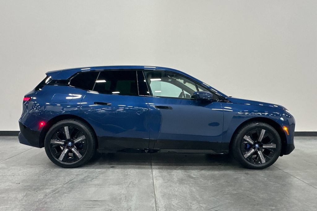 Used 2023 BMW iX xDrive50 w/ Sport Package AWD/4WD image 3