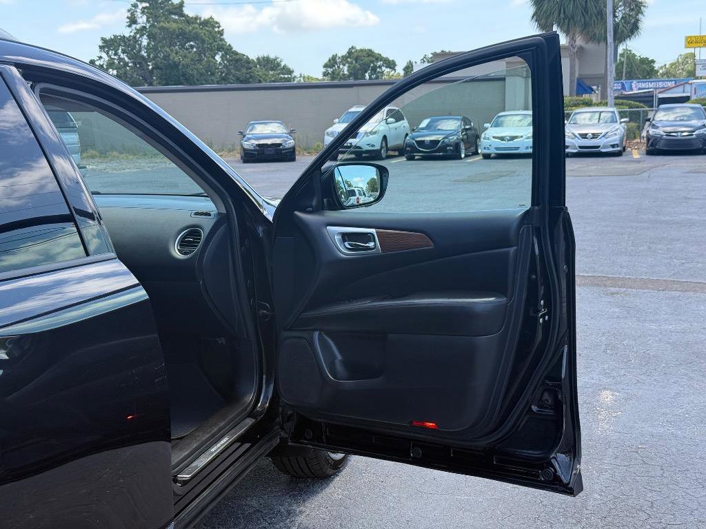 Used 2017 Nissan Pathfinder Platinum w/ Cargo Package image 16