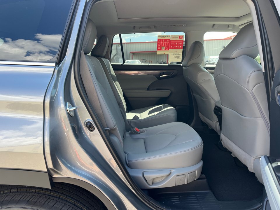 New 2026 Toyota Highlander Platinum AWD/4WD image 27