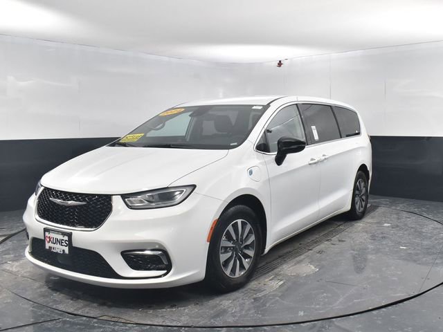 Used 2024 Chrysler Pacifica Select image 4