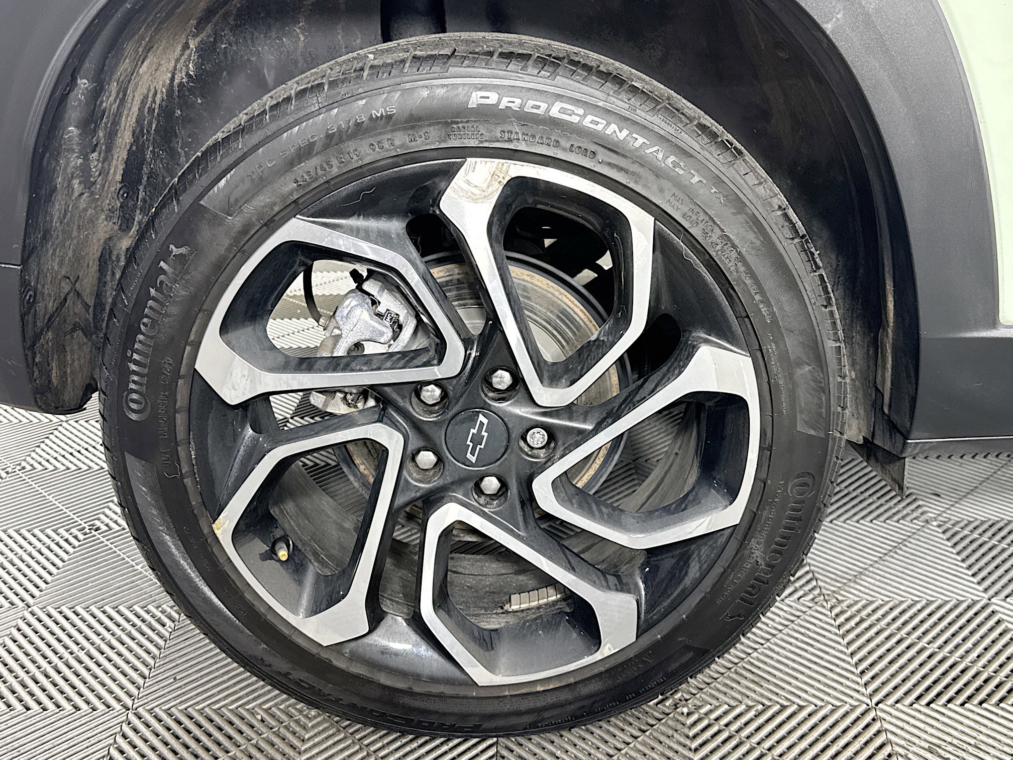 Used 2024 Chevrolet Trax RS w/ Sunroof Package FWD image 32