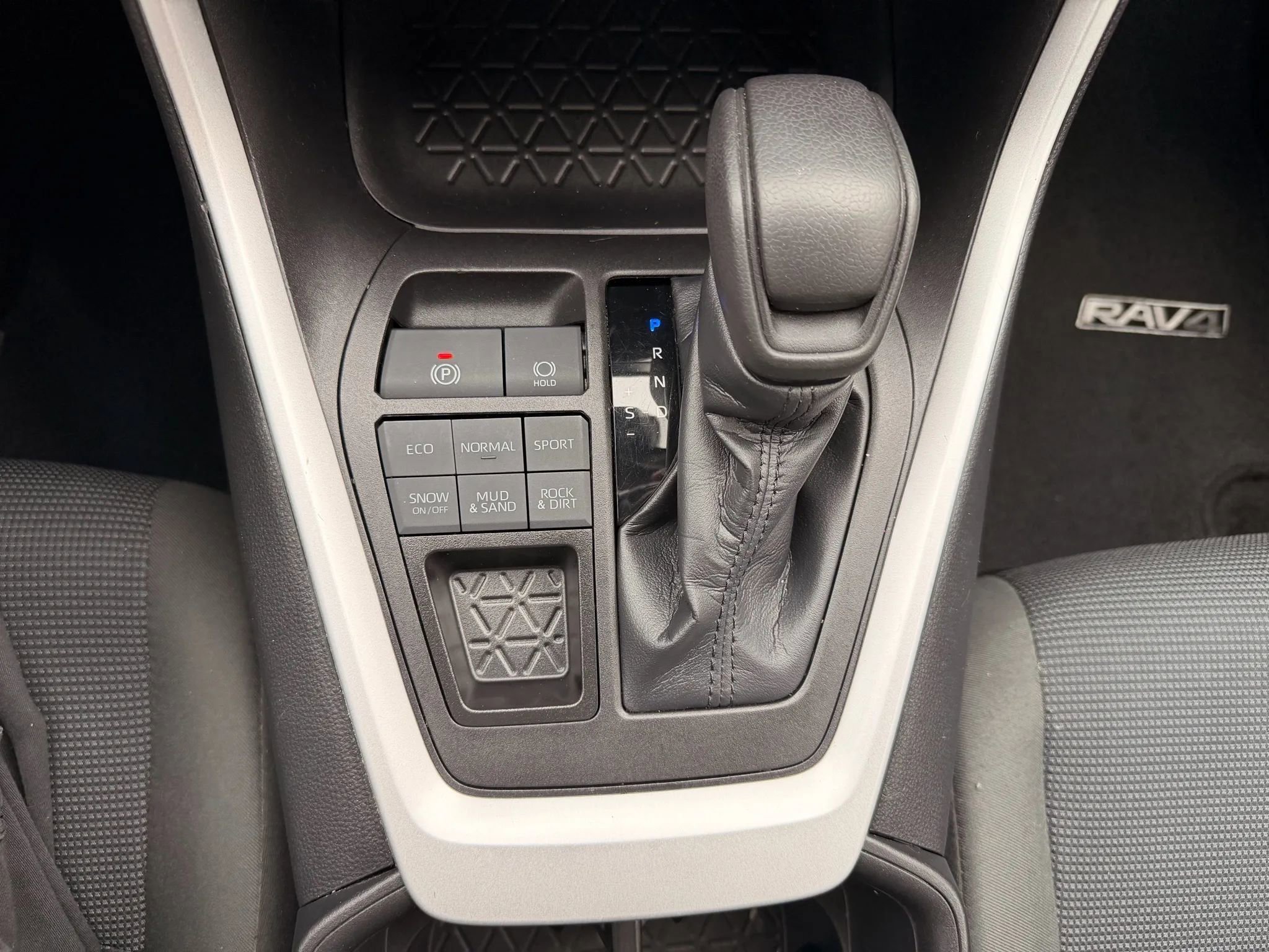 Used 2022 Toyota RAV4 LE w/ Carpet Mat Package (TMS) image 18