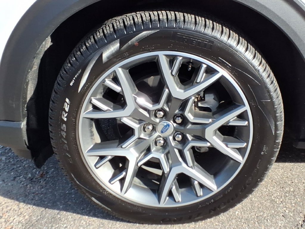Used 2025 Ford Explorer Platinum w/ Ultimate Package AWD/4WD image 9