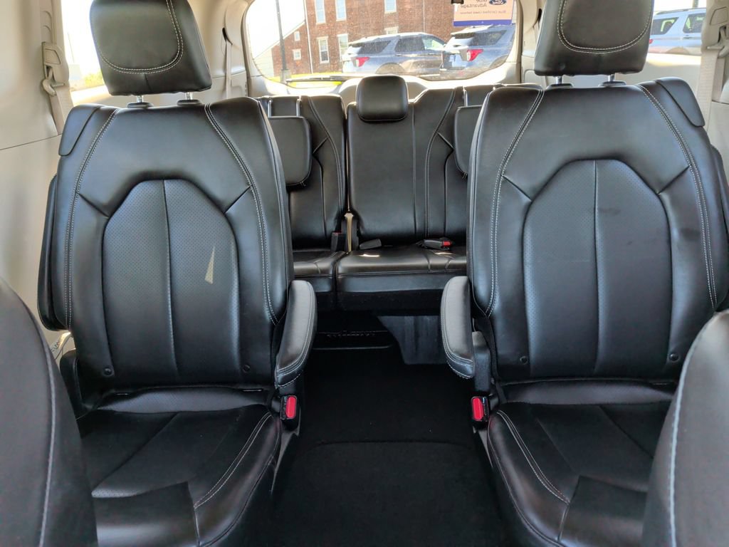 Used 2023 Chrysler Pacifica Touring-L FWD image 8