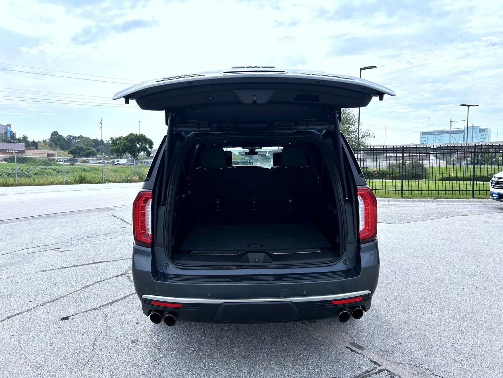 Used 2021 GMC Yukon XL Denali w/ Denali Premium Package AWD/4WD image 23