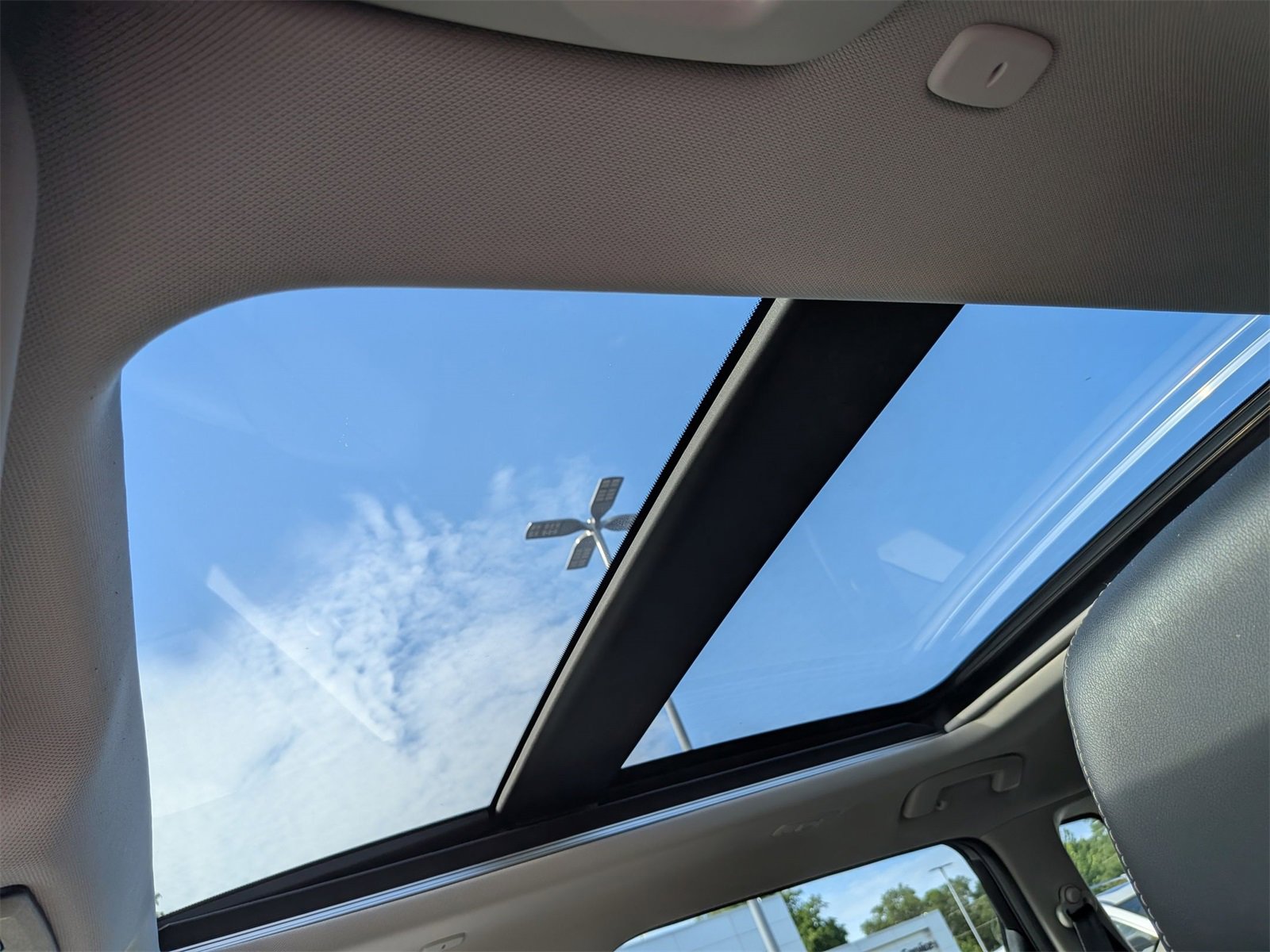 Used 2023 Nissan Rogue SL image 26