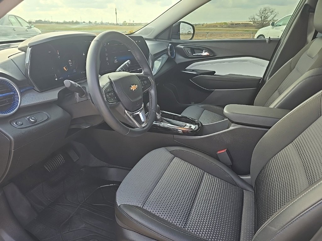 Used 2024 Chevrolet Trax LT w/ Driver Confidence Package image 9