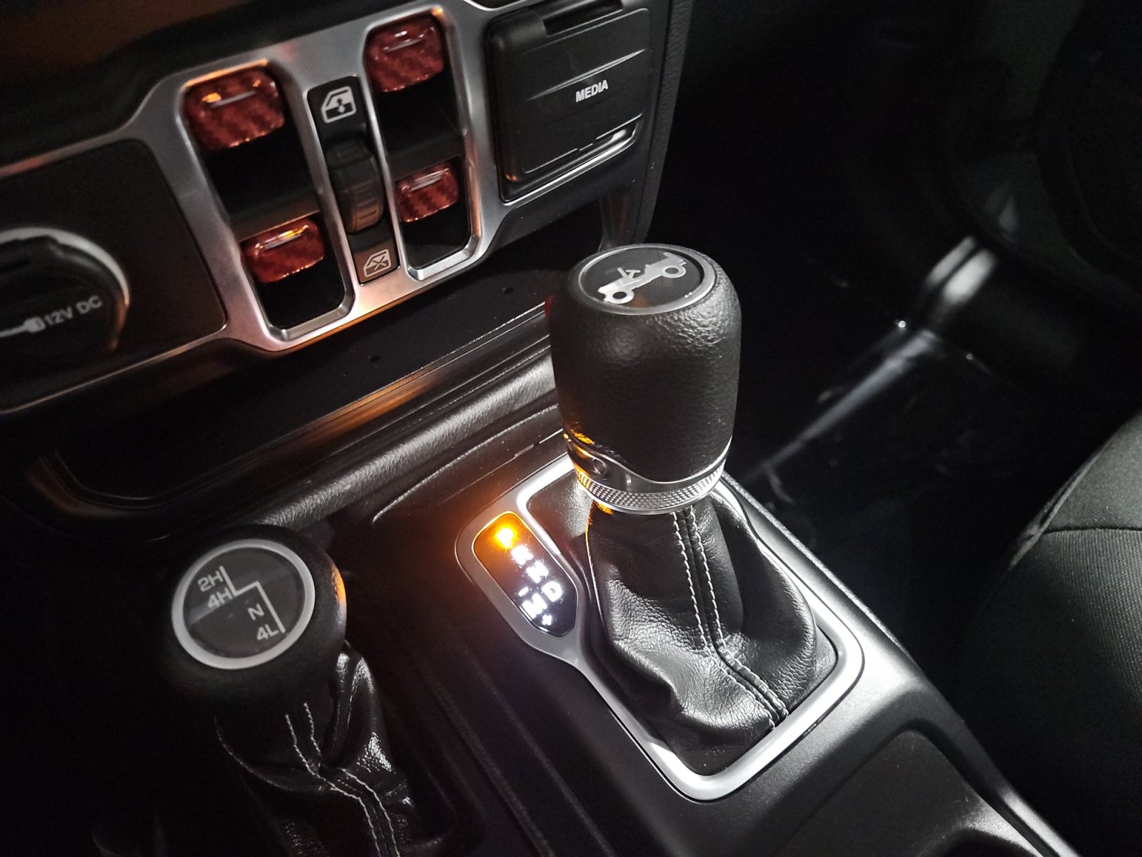 Used 2018 Jeep Wrangler Unlimited Sahara w/ Uconnect 4C Nav & Sound Group AWD/4WD image 23