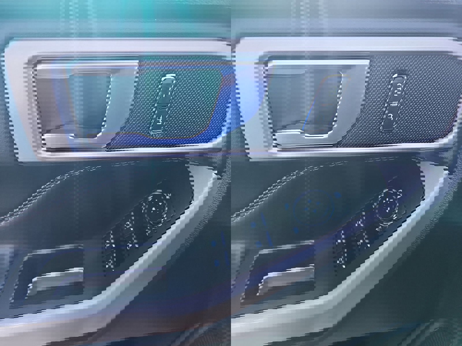 Used 2024 Ford Explorer XLT w/ Equipment Group 202A image 18