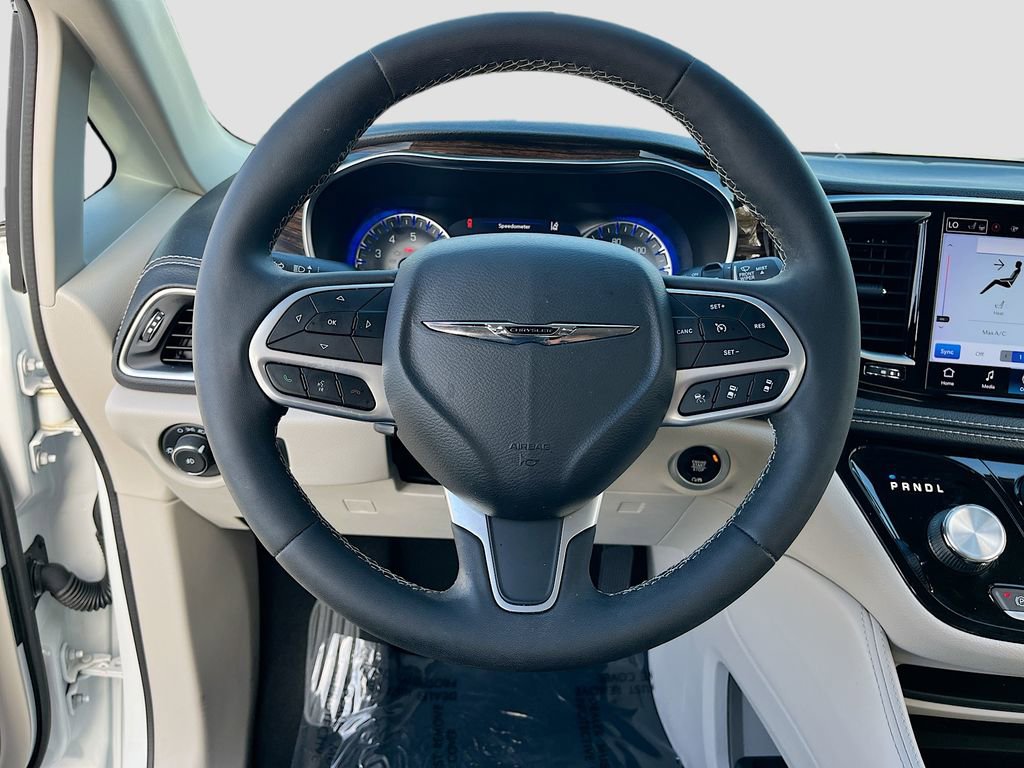 Certified 2022 Chrysler Pacifica Limited image 11