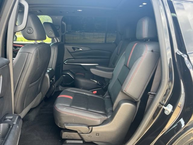 Used 2025 Chevrolet Traverse RS FWD image 11