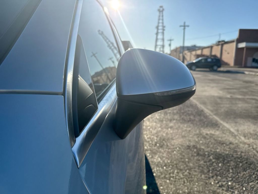 Used 2025 Mercedes-Benz GLC 350e 4MATIC image 11