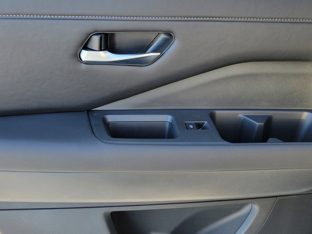 New 2025 Nissan Pathfinder SL image 13
