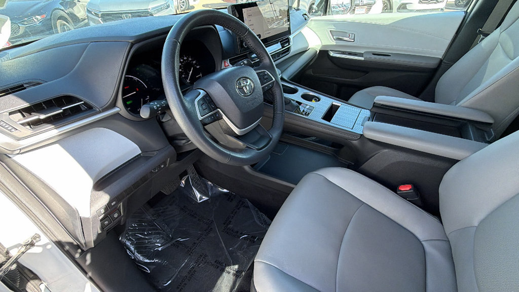 Used 2025 Toyota Sienna XLE FWD image 10