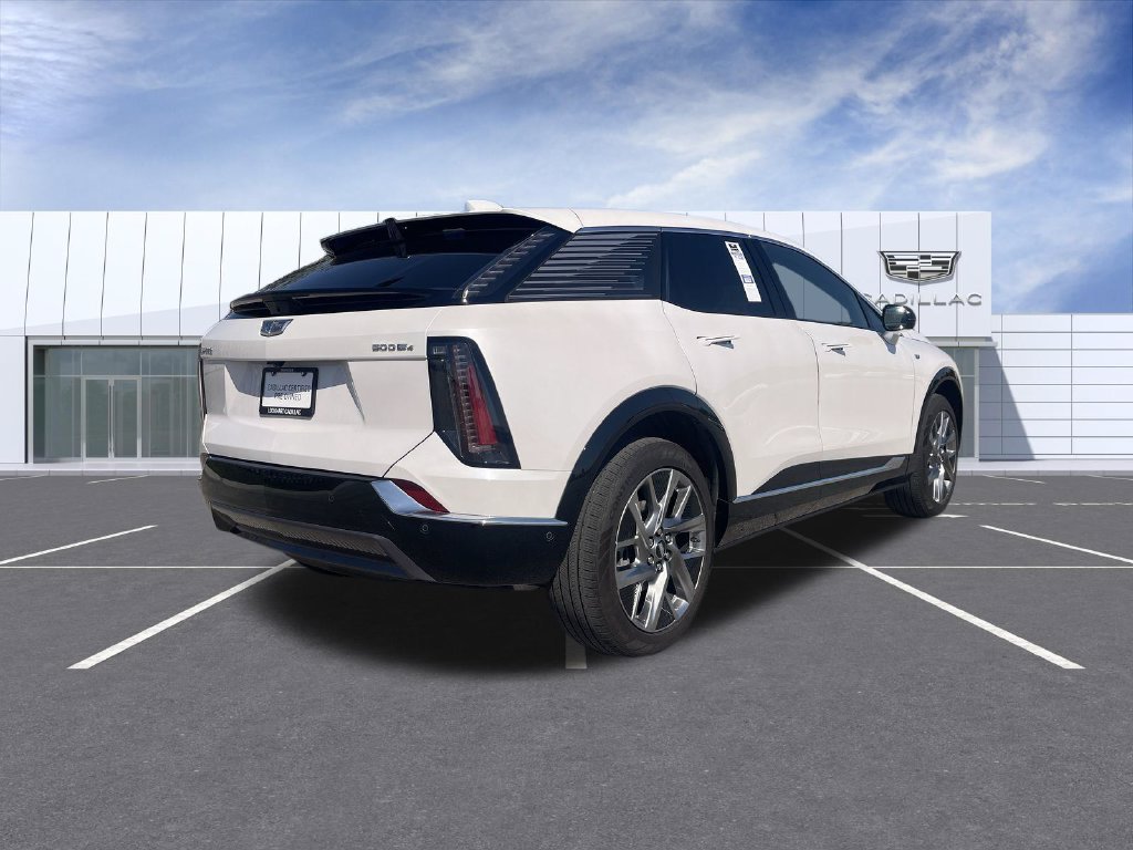 Certified 2025 Cadillac Optiq Luxury 2 w/ LPO, Floor Liner Package AWD/4WD image 8