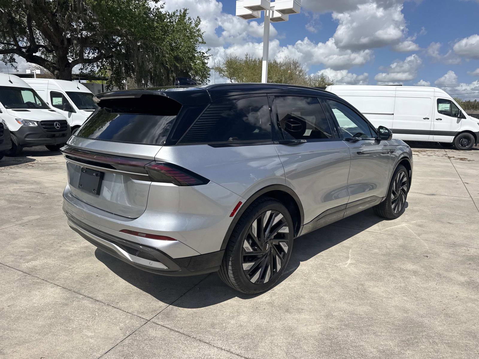 Used 2025 Lincoln Nautilus Reserve image 3