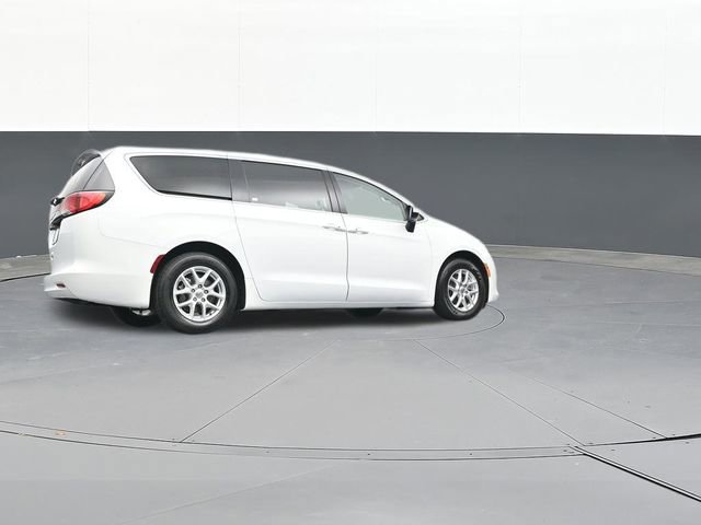 Used 2022 Chrysler Voyager LX image 49
