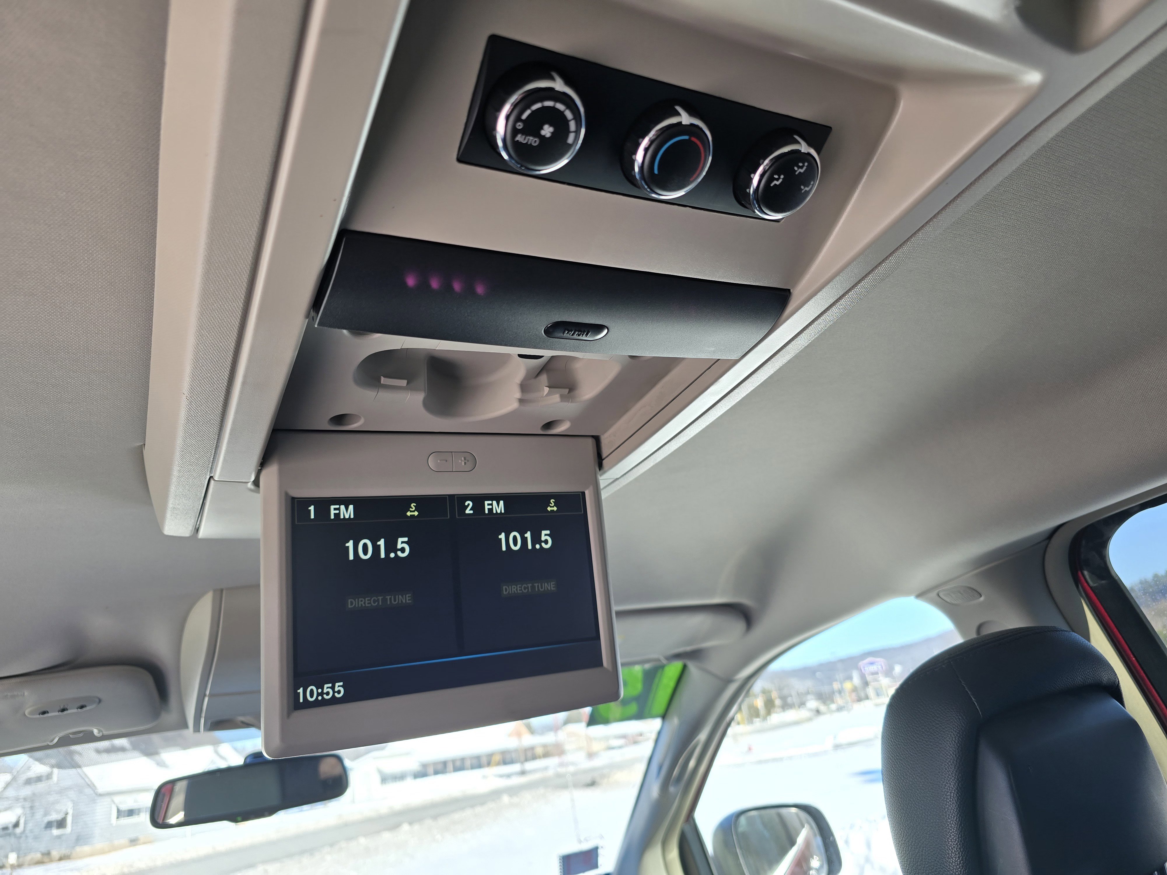 Used 2015 Chrysler Town & Country Touring w/ Driver Convenience Group image 14