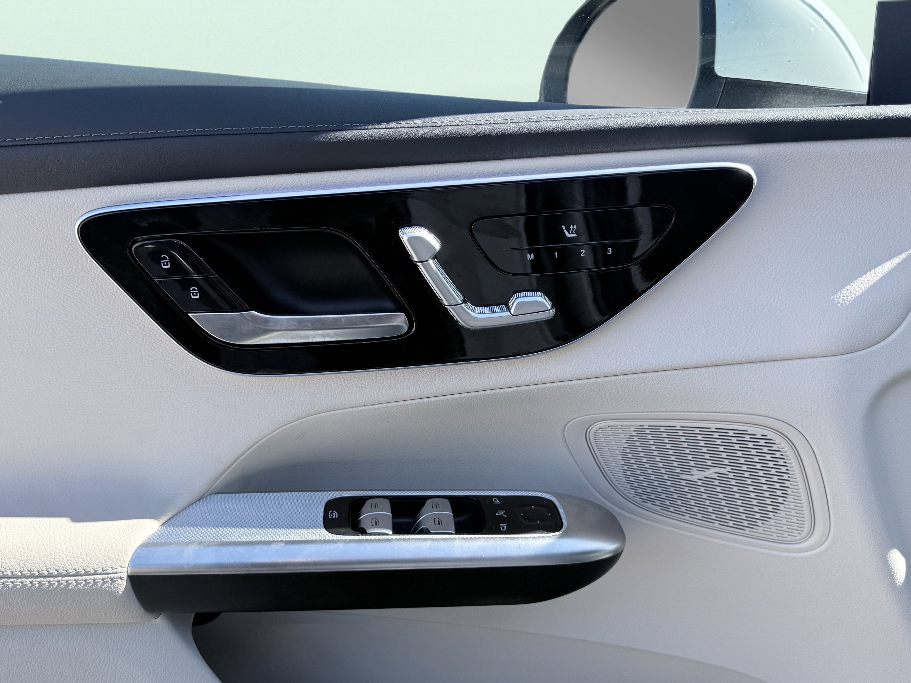 Used 2025 Mercedes-Benz GLC 300 4MATIC image 26