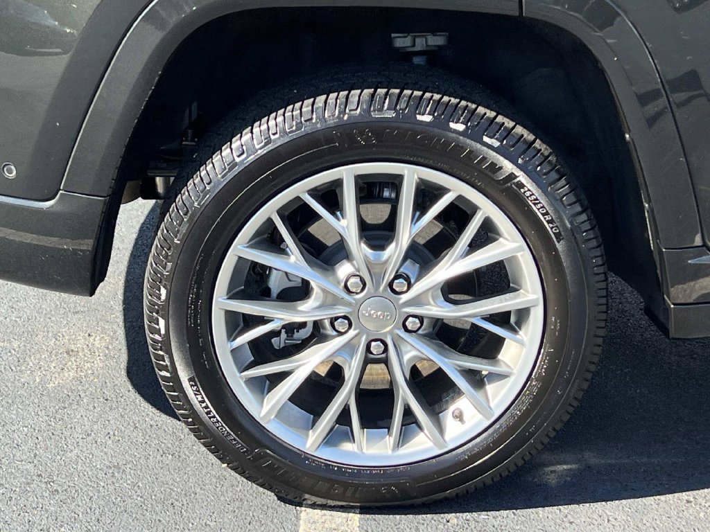 Used 2023 Jeep Grand Cherokee Summit w/ Advanced Protech Group IV AWD/4WD image 9