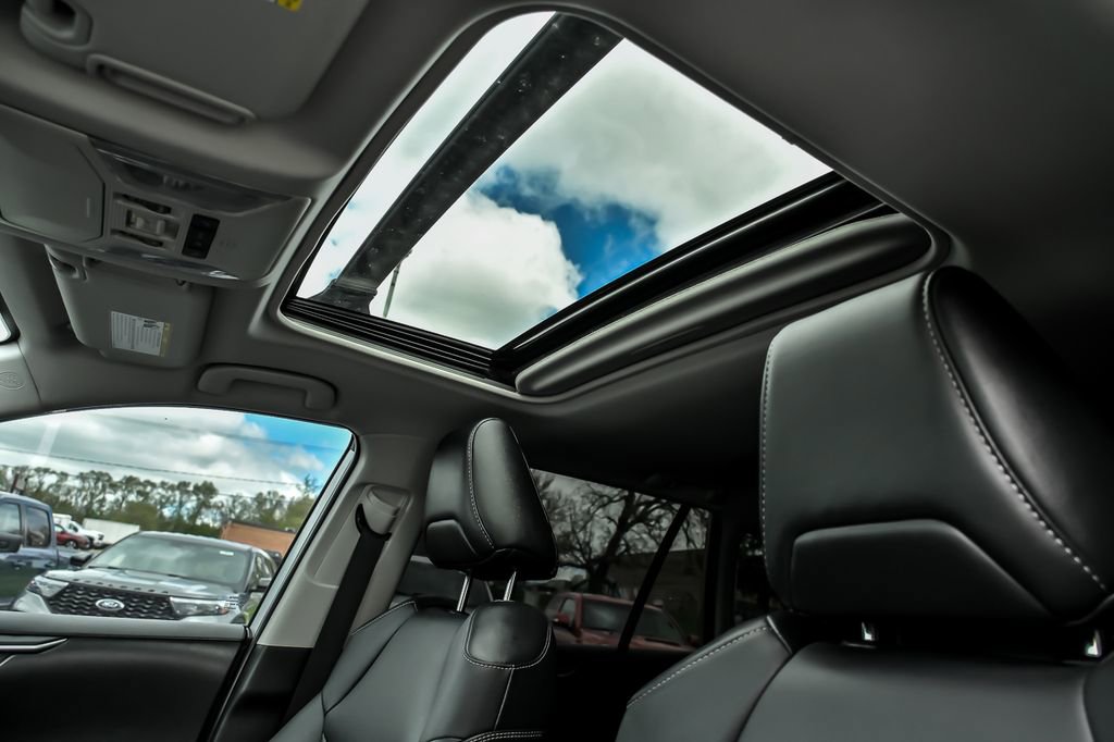 Used 2022 Toyota RAV4 XLE Premium AWD/4WD image 17