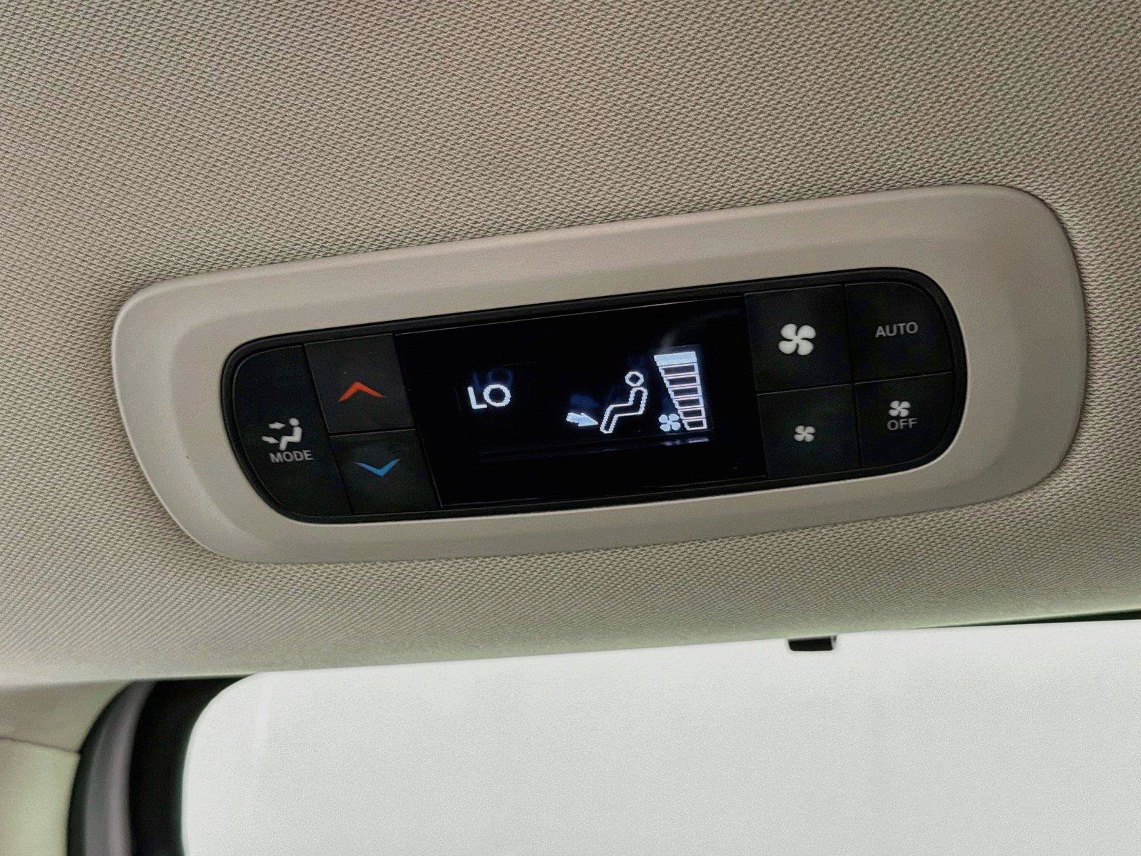 Used 2024 Chrysler Pacifica Touring-L FWD image 28
