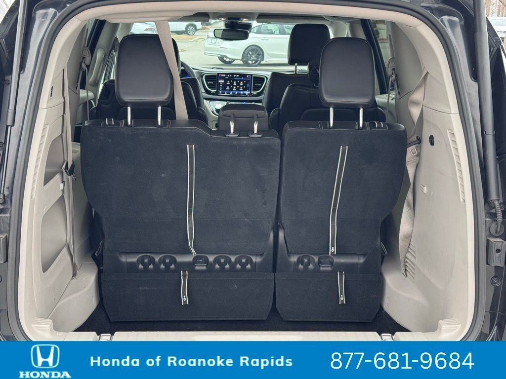 Used 2023 Chrysler Pacifica Touring-L image 37