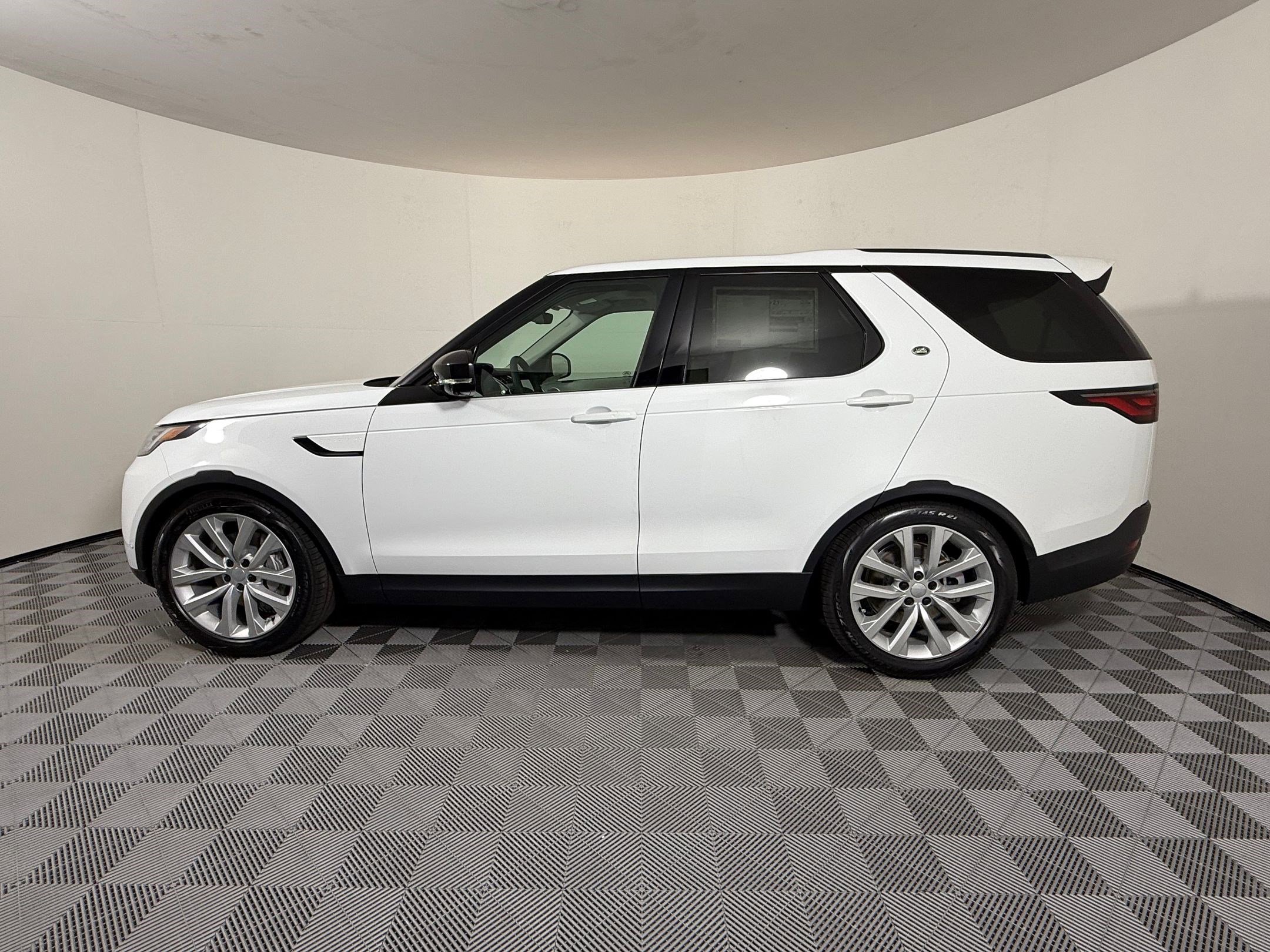 New 2026 Land Rover Discovery S AWD/4WD image 2