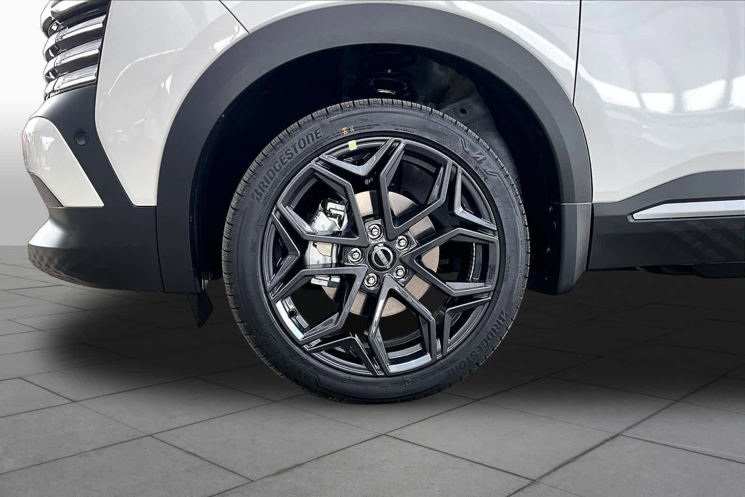 New 2026 Nissan Kicks SR FWD image 9