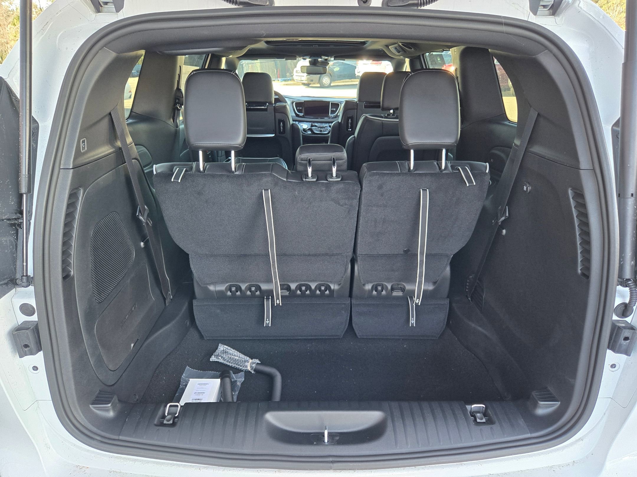 New 2026 Chrysler Pacifica Limited w/ Uconnect Theater Family Group image 28