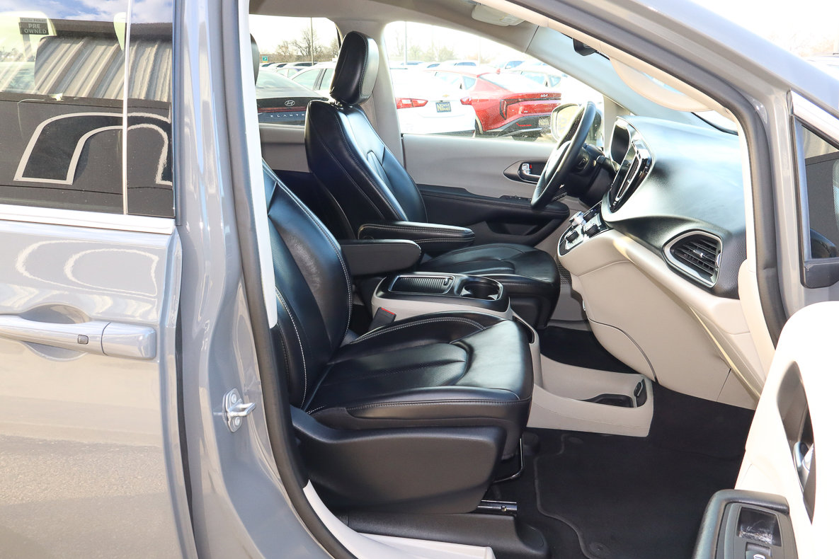 Used 2023 Chrysler Pacifica Touring-L image 26