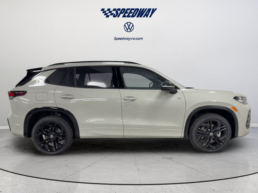 New 2026 Volkswagen Tiguan SE R-Line AWD/4WD image 3