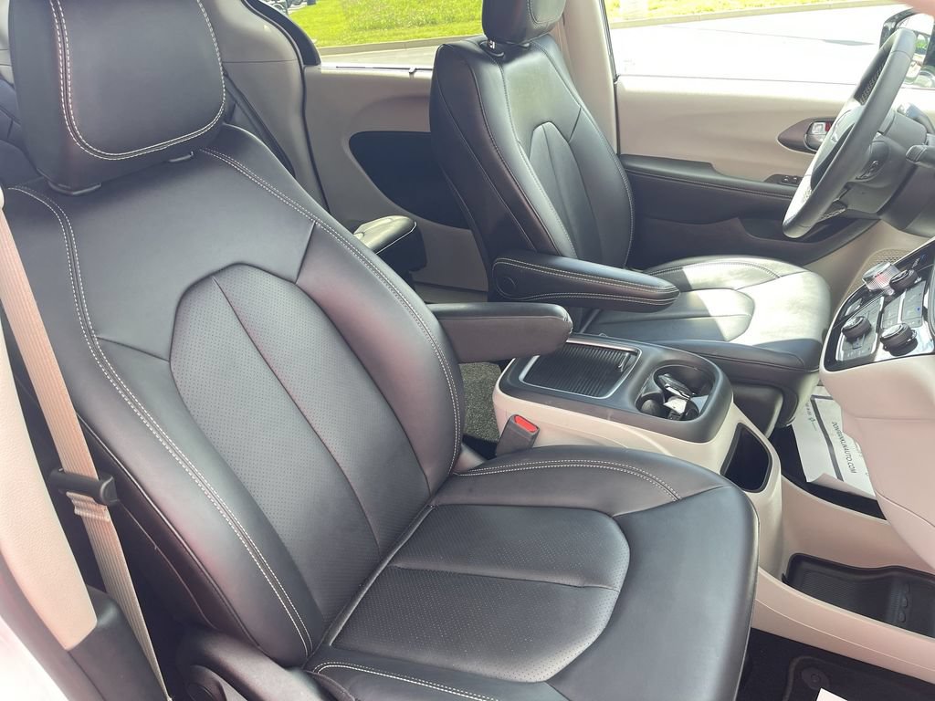 Used 2024 Chrysler Pacifica Touring-L AWD/4WD image 29
