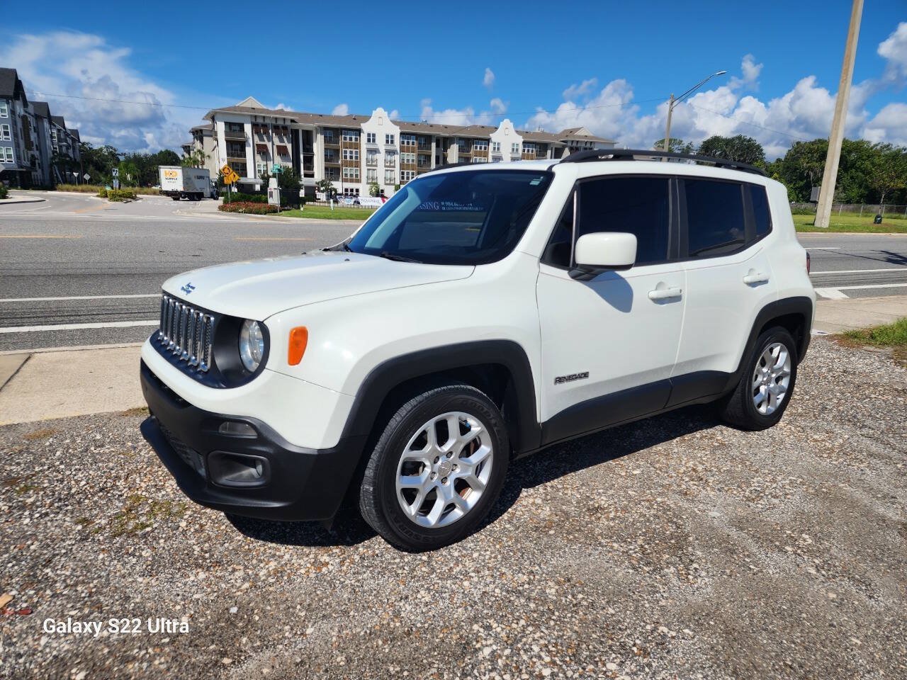 Used 2018 Jeep Renegade Latitude FWD image 2