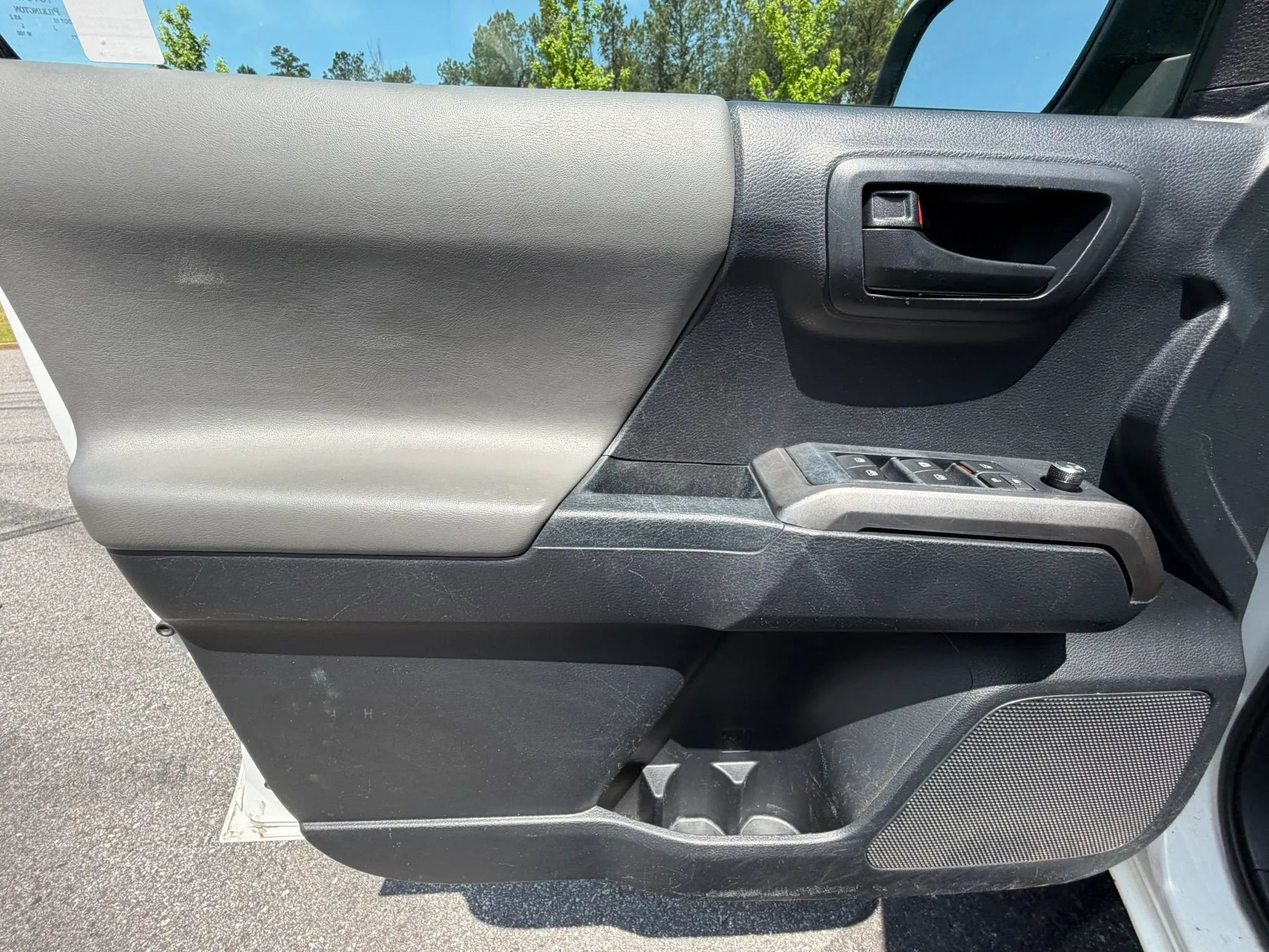 Used 2017 Toyota Tacoma SR5 w/ Tow Package RWD image 11