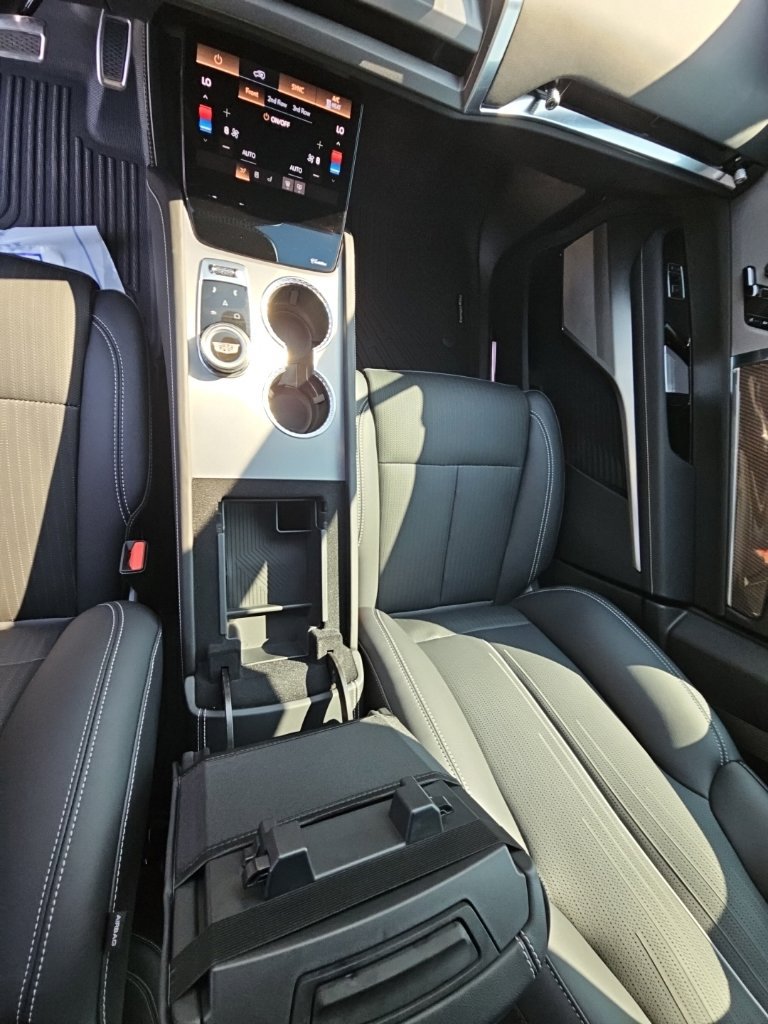 Used 2027 Cadillac Vistiq Luxury AWD/4WD image 31