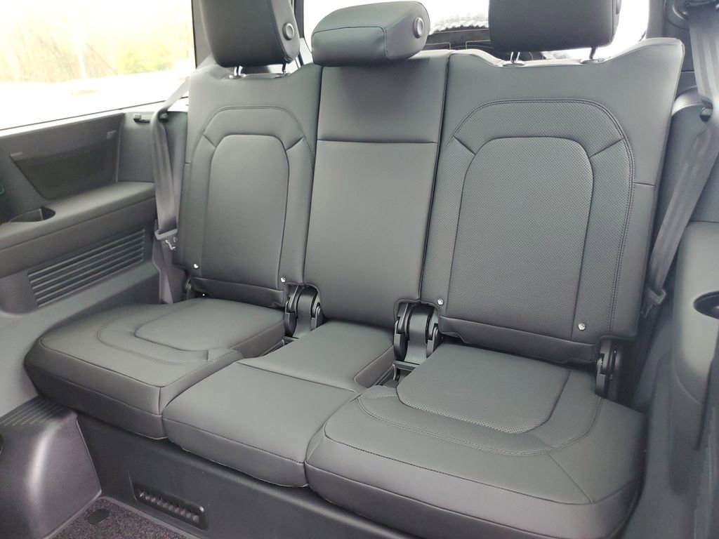 New 2026 Land Rover Defender 130 X-Dynamic SE image 31