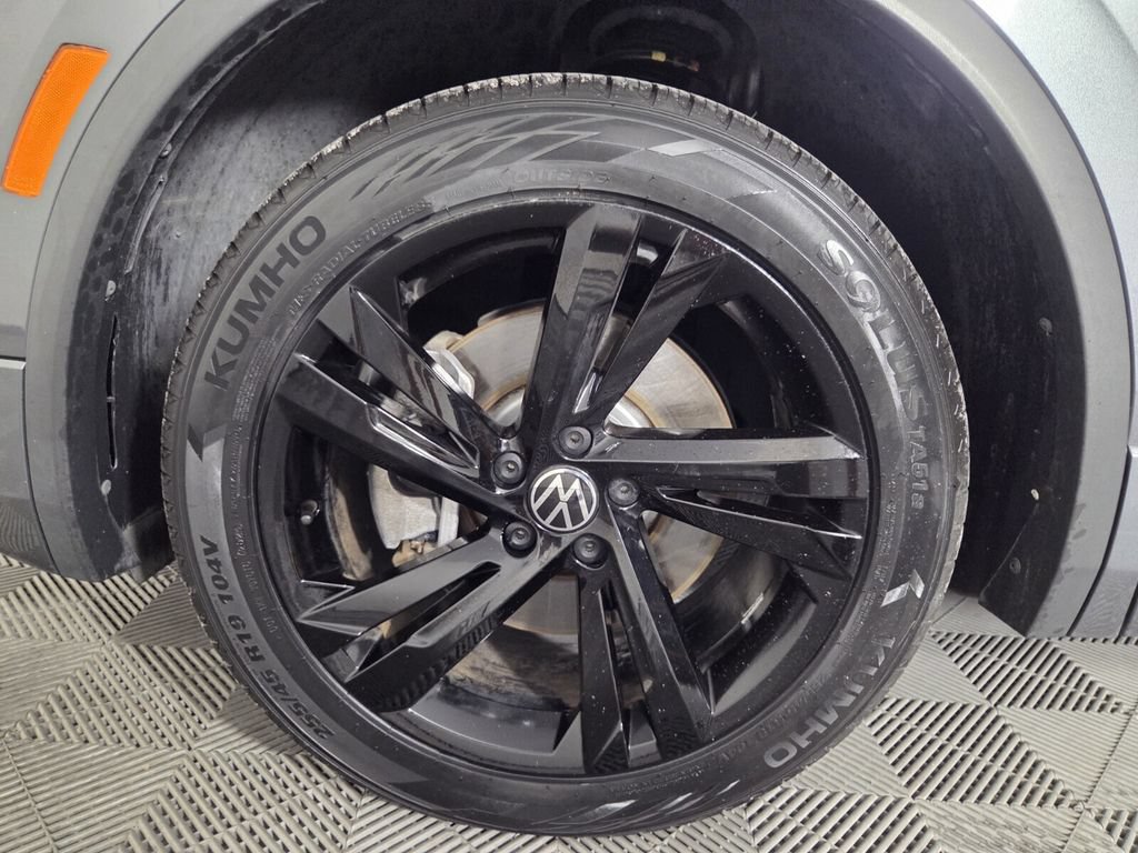 Used 2023 Volkswagen Tiguan SE R-Line FWD image 7