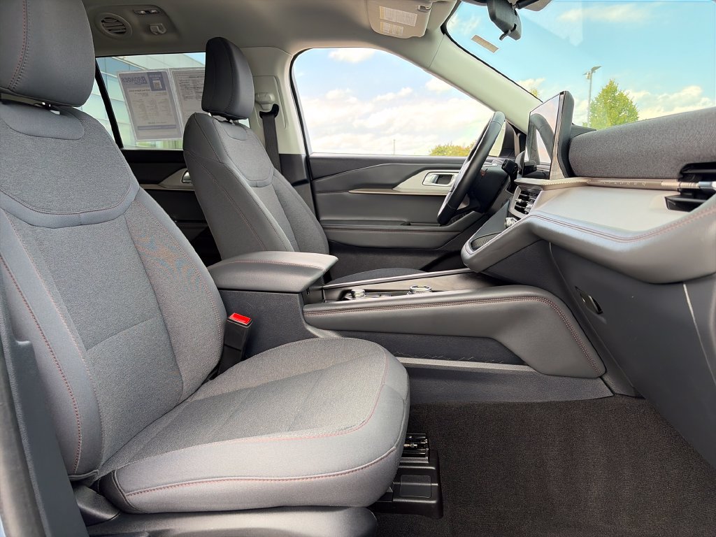 Used 2025 Ford Explorer Active AWD/4WD image 11