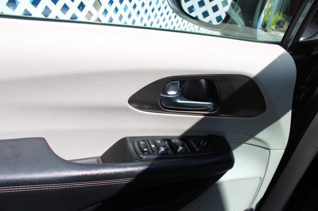 Used 2019 Chrysler Pacifica Touring-L FWD image 23