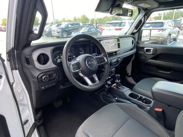 Used 2024 Jeep Wrangler Unlimited Sahara image 11