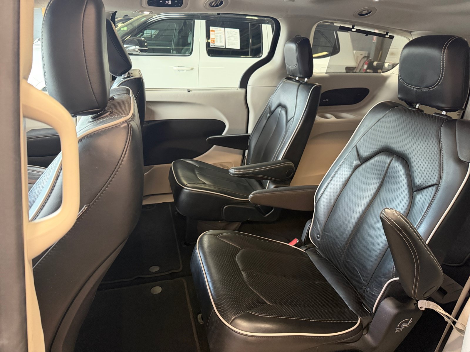 Used 2023 Chrysler Pacifica Limited FWD image 17