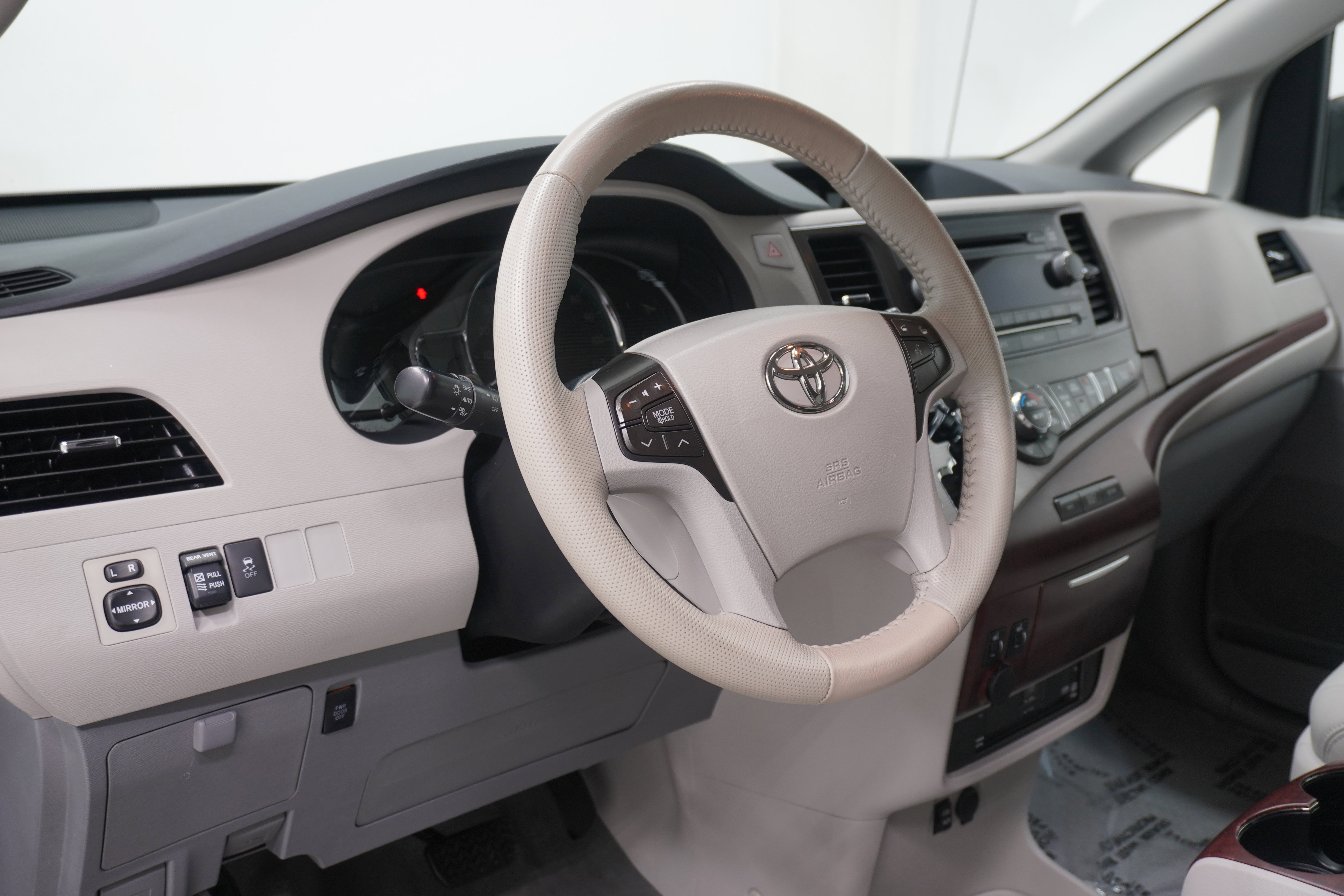Used 2012 Toyota Sienna XLE w/ Entertainment Pkg FWD image 9