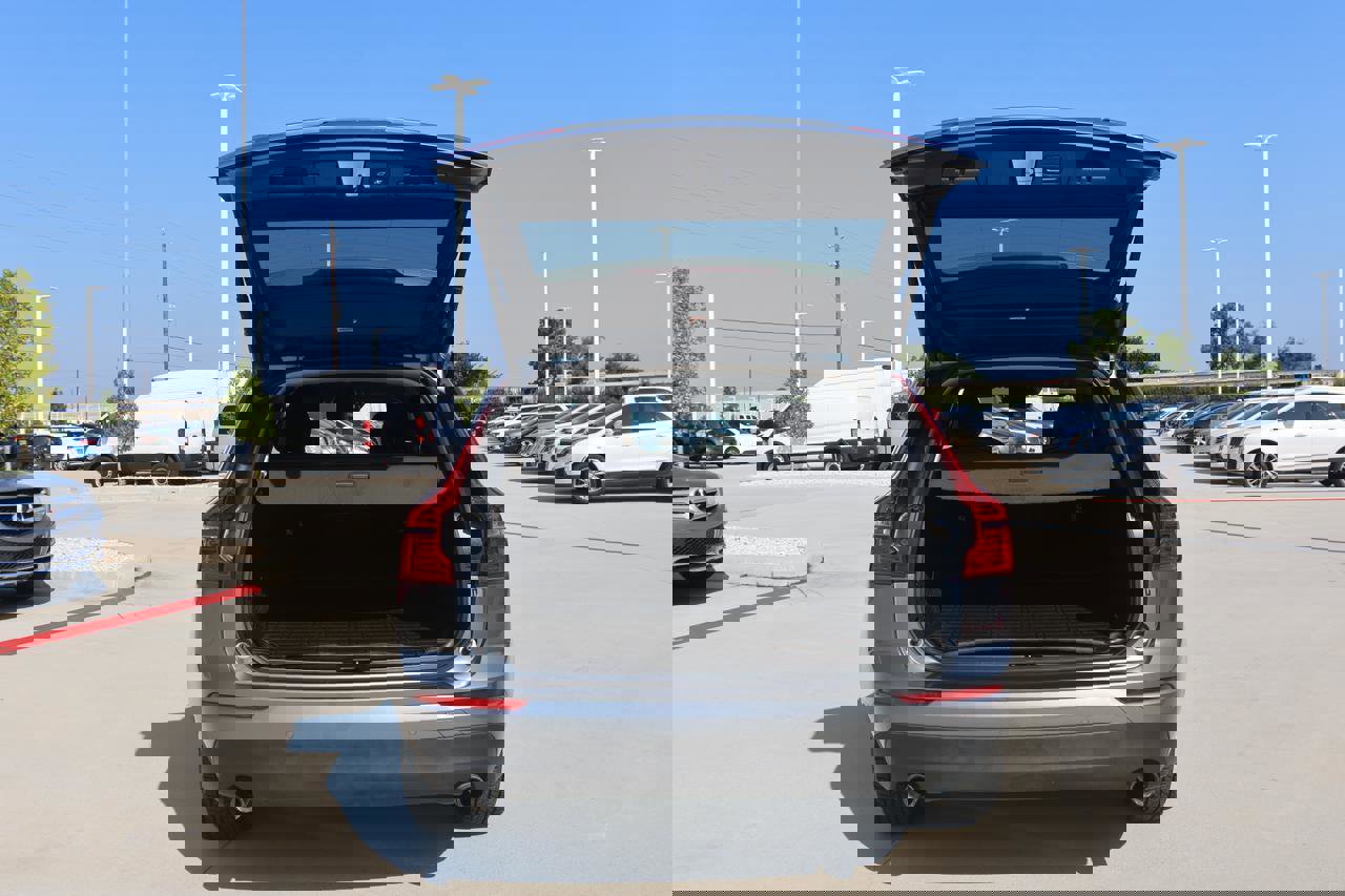 Used 2018 Volvo XC60 T5 Momentum w/ Convenience Package image 12