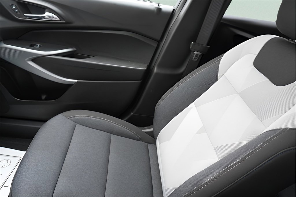 Used 2025 Chevrolet Trax LS w/ LS Convenience Package image 29