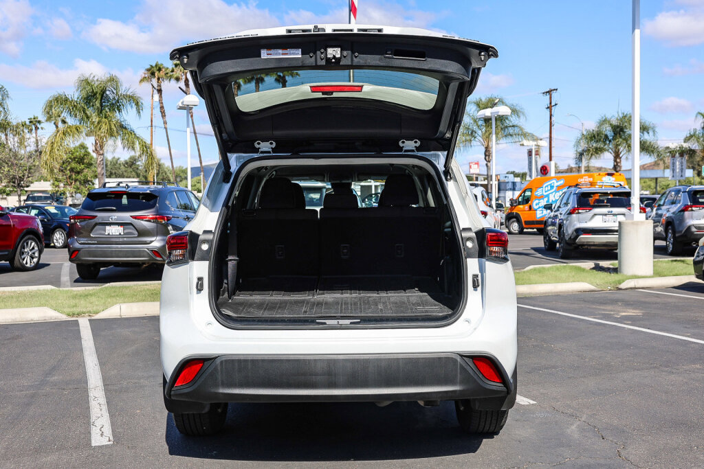 Used 2023 Toyota Highlander LE AWD/4WD image 25