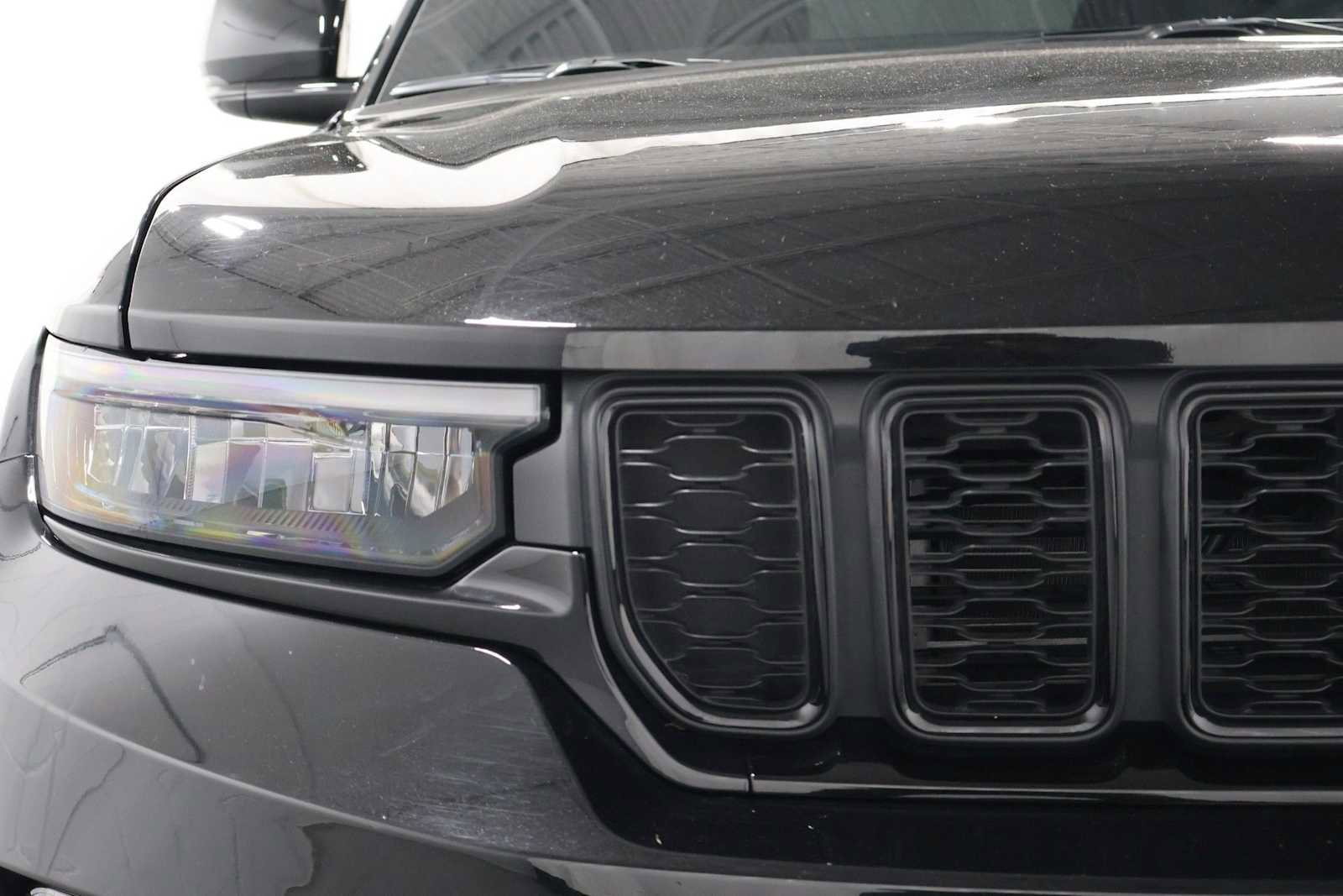 Used 2025 Jeep Grand Cherokee Limited w/ Black Appearance Package AWD/4WD image 15