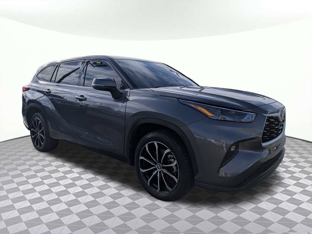 Used 2022 Toyota Highlander LE