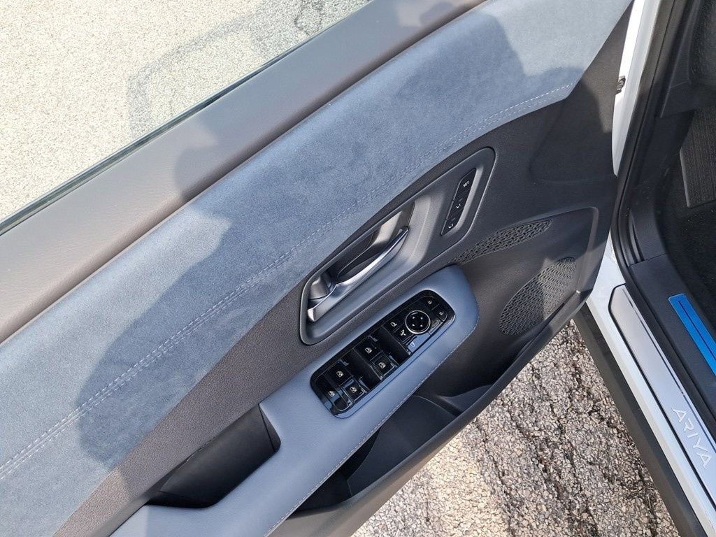 New 2025 Nissan Ariya Platinum image 12